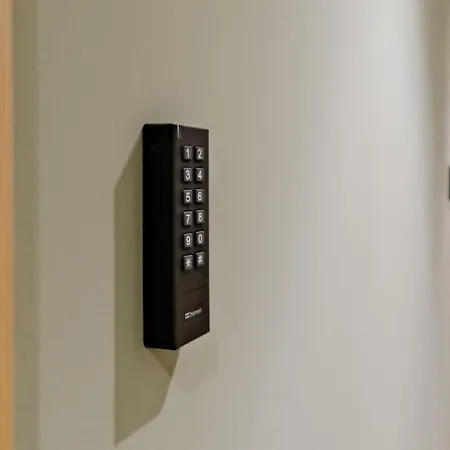 Lovely Fully Equipped Near Subway N10 - Shared Bathroom With Another *