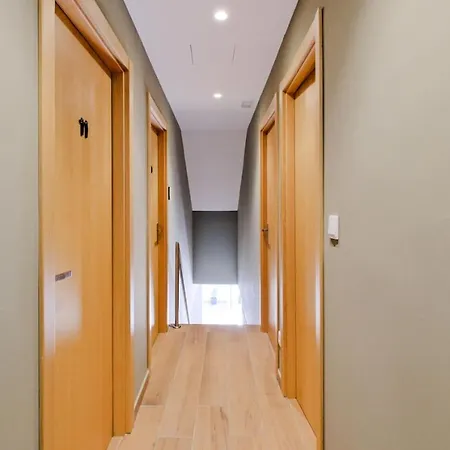 아파트 Lovely Fully Equipped Near Subway N10 - Shared Bathroom With Another *