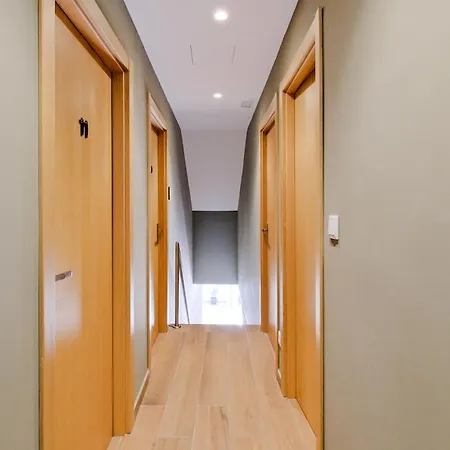 Lovely Fully Equipped Near Subway N10 - Shared Bathroom With Another * 리스본
