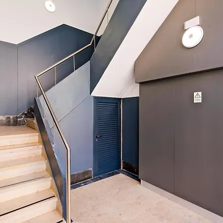 Lovely Fully Equipped Near Subway N10 - Shared Bathroom With Another * 리스본